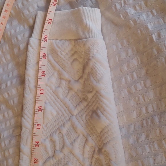 NWT Women's Soft White Patterned Top - Picture 11 of 11